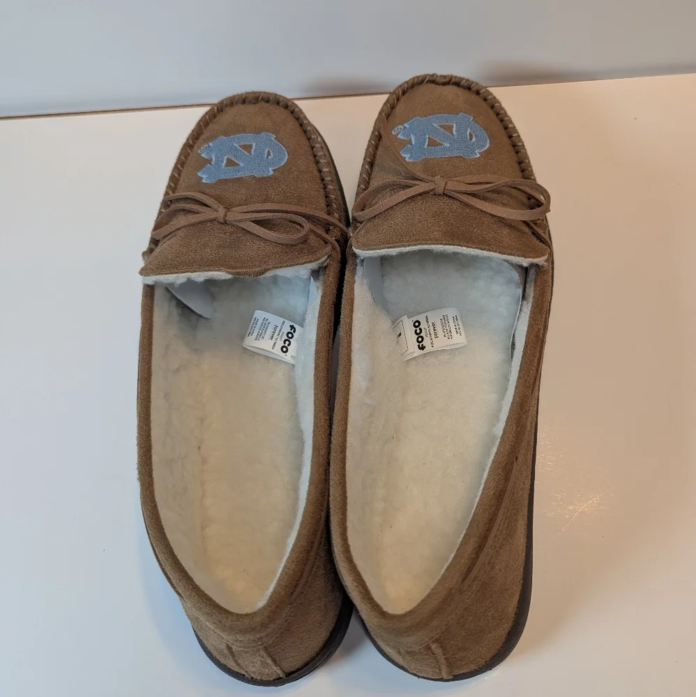 FOCO Men's North Carolina Tar Heels Moccasin Slippers Size Large - US 11/12